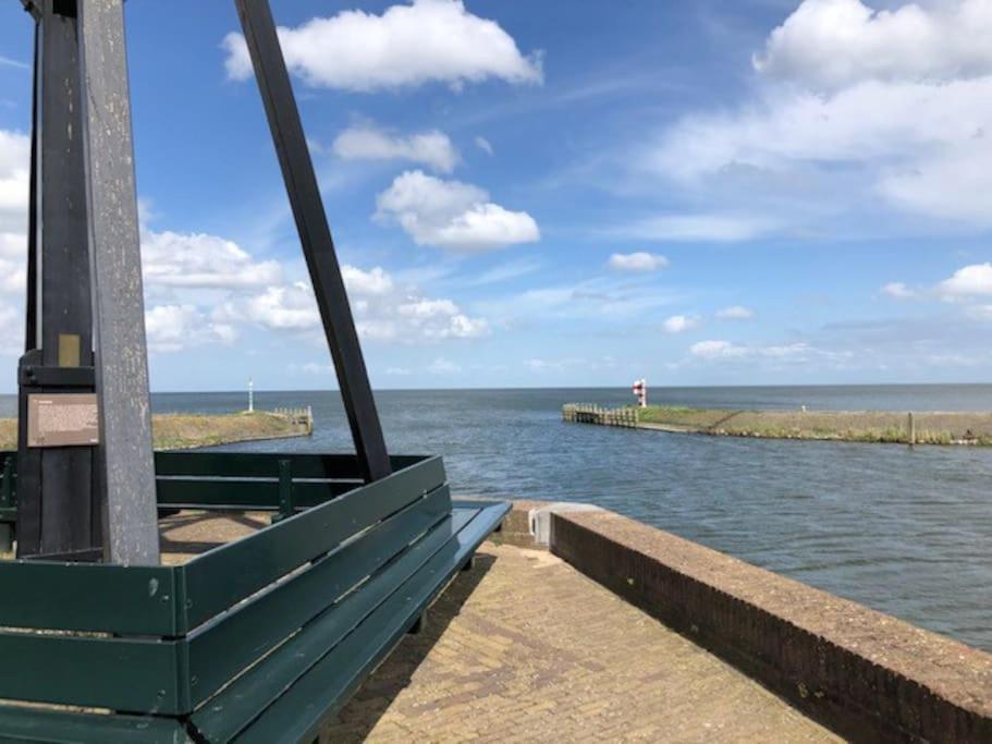 Villa Gezellige Pipo Met Grote Schommel Aan Het Water Medemblik Esterno foto