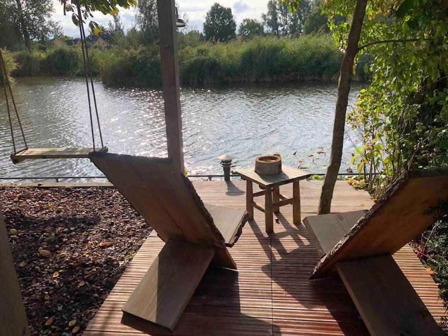 Villa Gezellige Pipo Met Grote Schommel Aan Het Water Medemblik Esterno foto