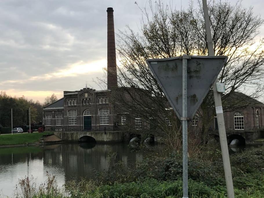 Villa Gezellige Pipo Met Grote Schommel Aan Het Water Medemblik Esterno foto