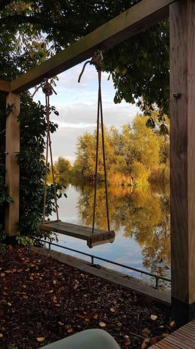 Villa Gezellige Pipo Met Grote Schommel Aan Het Water Medemblik Esterno foto