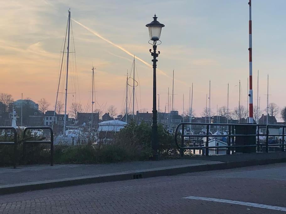 Villa Gezellige Pipo Met Grote Schommel Aan Het Water Medemblik Esterno foto