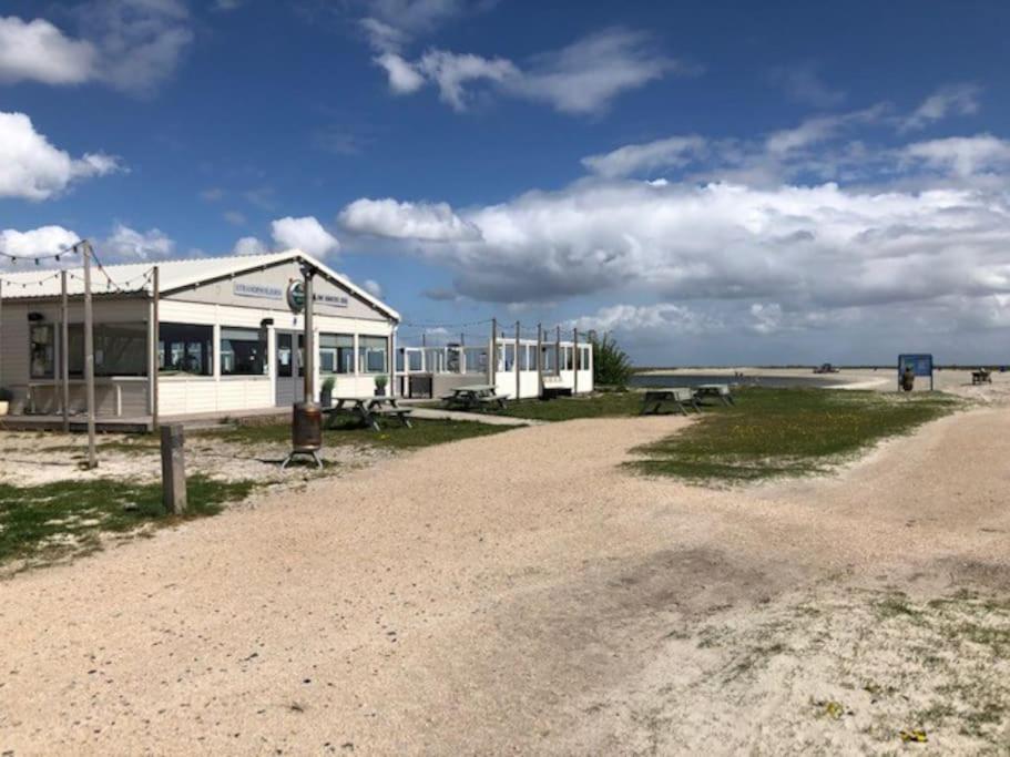 Villa Gezellige Pipo Met Grote Schommel Aan Het Water Medemblik Esterno foto