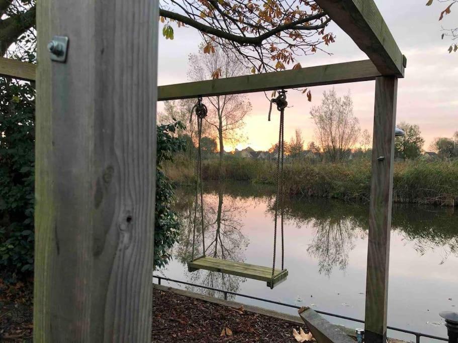 Villa Gezellige Pipo Met Grote Schommel Aan Het Water Medemblik Esterno foto