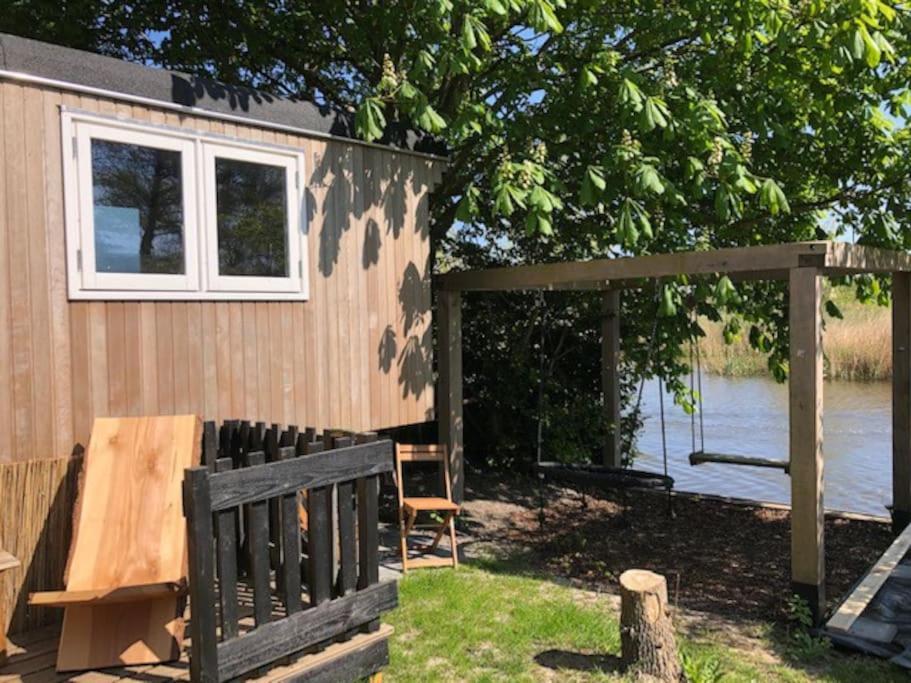 Villa Gezellige Pipo Met Grote Schommel Aan Het Water Medemblik Esterno foto