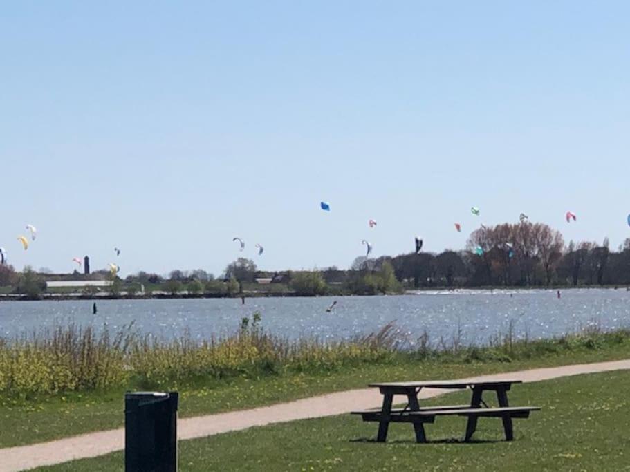 Villa Gezellige Pipo Met Grote Schommel Aan Het Water Medemblik Esterno foto