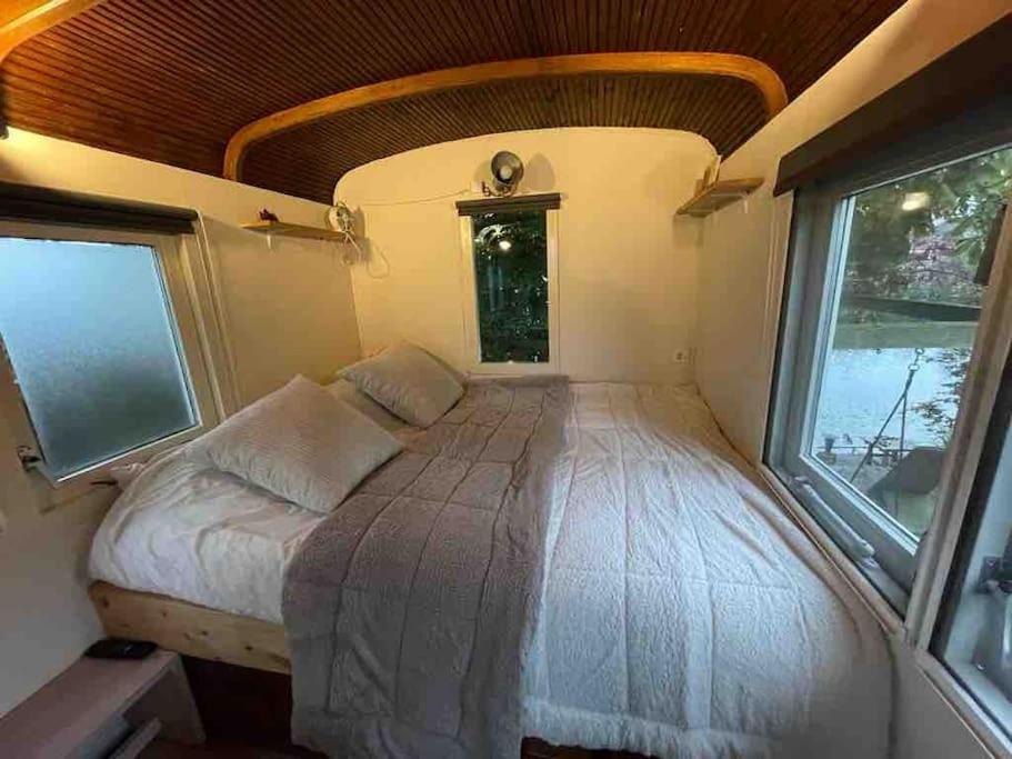 Villa Gezellige Pipo Met Grote Schommel Aan Het Water Medemblik Esterno foto