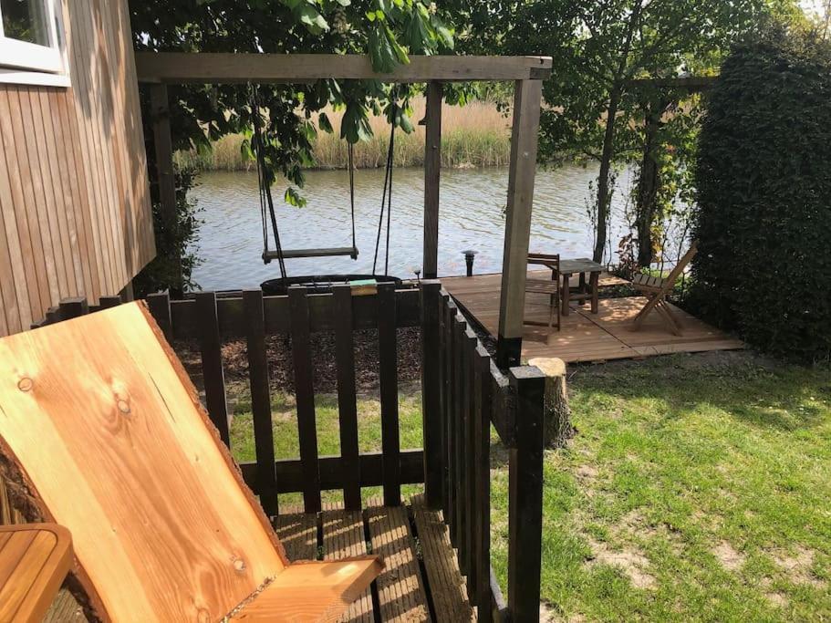 Villa Gezellige Pipo Met Grote Schommel Aan Het Water Medemblik Esterno foto