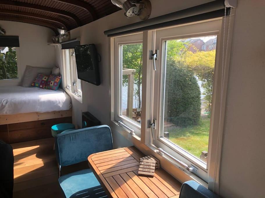 Villa Gezellige Pipo Met Grote Schommel Aan Het Water Medemblik Esterno foto