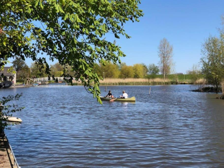 Villa Gezellige Pipo Met Grote Schommel Aan Het Water Medemblik Esterno foto