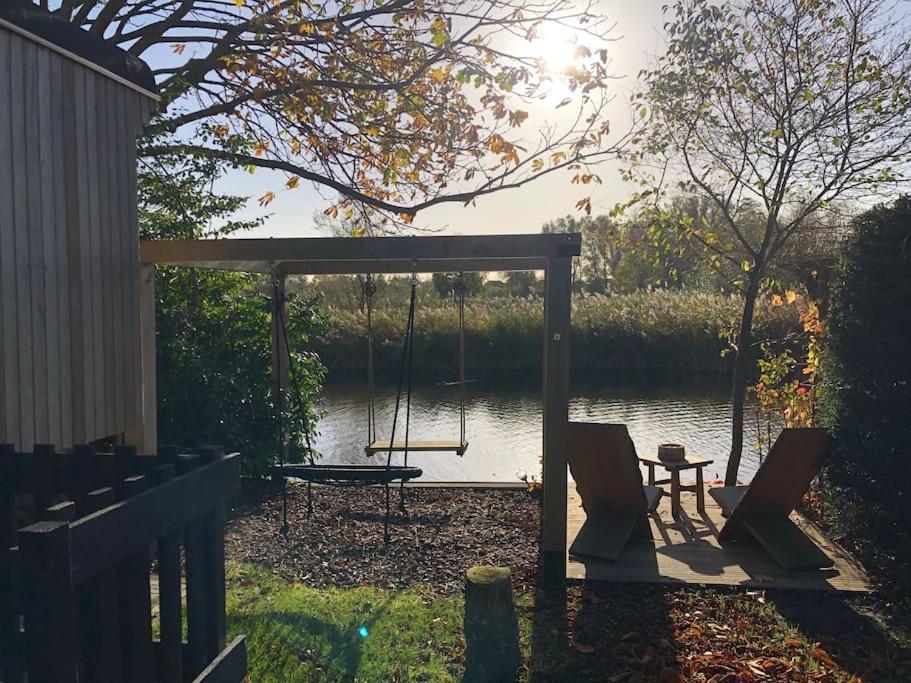 Villa Gezellige Pipo Met Grote Schommel Aan Het Water Medemblik Esterno foto