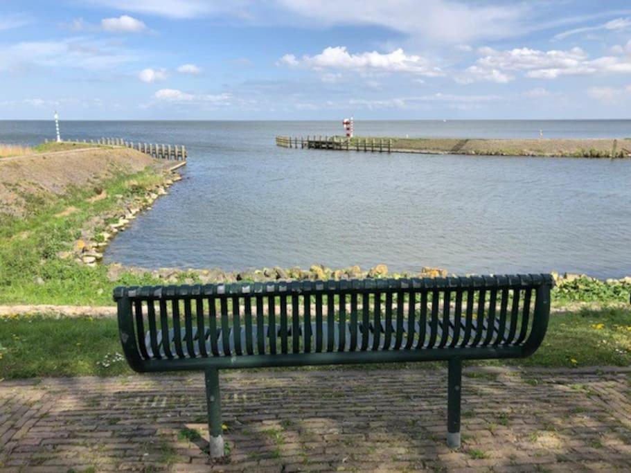 Villa Gezellige Pipo Met Grote Schommel Aan Het Water Medemblik Esterno foto